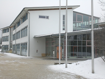 Aussenansciht der Sigoho-Marchart-Grundschule in Höhenkirchen - Siegertsbrunn