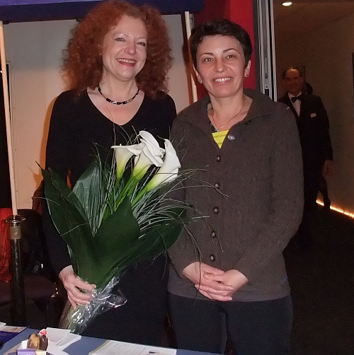 Ball der Naitonen 2012 im Deutschen Theater, Landtagsabgeordnete Margarete Bause und eine Vertreterin der Kindertafel