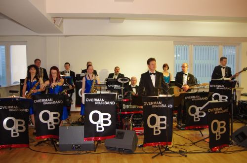 Die Overman-Brass-Band aus Donauwörth begleitet als Orchester durch den Ball