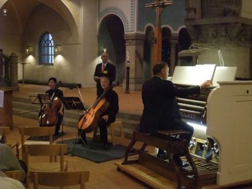 Frau Tomoe Thomas-Mifune, Herr Werner Thomas-Mifune und Dr. Martin Güthlin an der Orgel