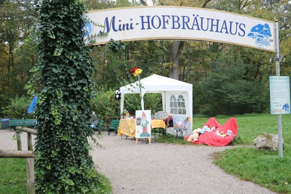 Kirchweih am Mini-Hofbräuhaus im Englischen Garten mit der Kindertafel