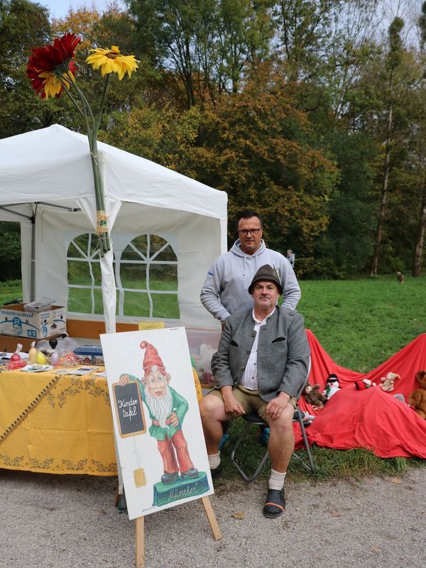 Kirchweih am Mini-Hofbräuhaus im Englischen Garten mit der Kindertafel