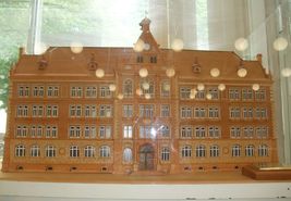 Modell der Schule an der Wittelsbacherstraße 10, 1988 anläßlich der 100Jahrfeier nach alten Vorlagen konstruiert von Lehrer L. Manus