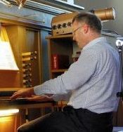 Martin Güthlin an der renovierten Orgel von St. Laurentius in Niederrimsingen gab zum Patrozinium des Kirchenheiligen ein Konzert mit Barockmusik. Foto: kai kricheldorff
