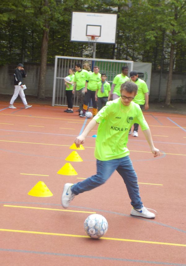 Kick & Fun beim Fußballspiel Tagesstätte Augustinum Klenzestraße