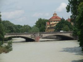 äußere Ludwigsbrücke bei Hochwasser der Isar, näheres siehe Wikimedia