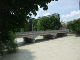 Dr. Boschbrücke bei Hochwasser der Isar, näheres siehe Wikimedia