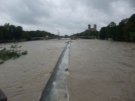 Hochwasserscheitel zwischen Isar und Stadtkanal, hier die hochwasserführende Isar, näheres siehe Wikimedia