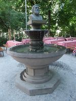 Paulaner Schalenbrunnen im Biergarten an der Kapuzinerstraße
