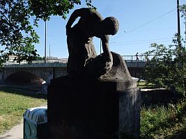Skulptur östlich an der Reichenbachbrücke, näheres siehe Wikipedia